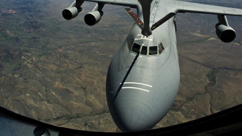 Největší letadlo americké armády přistane téměř všude. Podívejte se na něj v akci