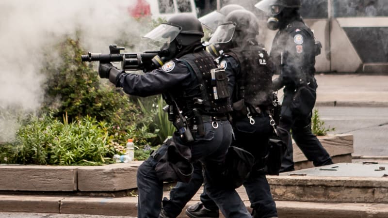 Nesmrtící zbraně: Co všechno používají američtí policisté proti demonstrantům?