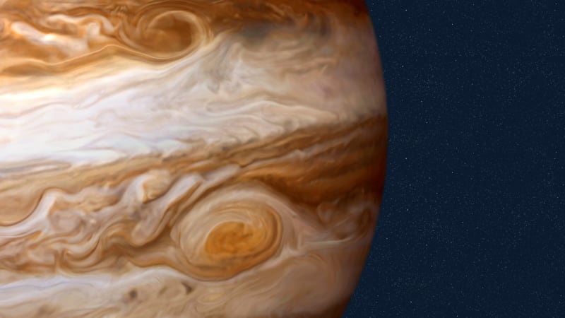 Největší bouře Jupiteru je čtyřikrát větší než Země. Vědci dokázali změřit i její obrovskou rychlost