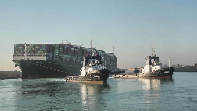 Loď blokující Suezský průplav byla vyproštěna. Světový obchod ale i tak přišel o stovky miliard