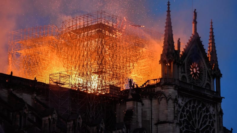 Do katedrály Notre-Dame prší, ohořelé klenby se mohou zřítit. Podívejte se dovnitř