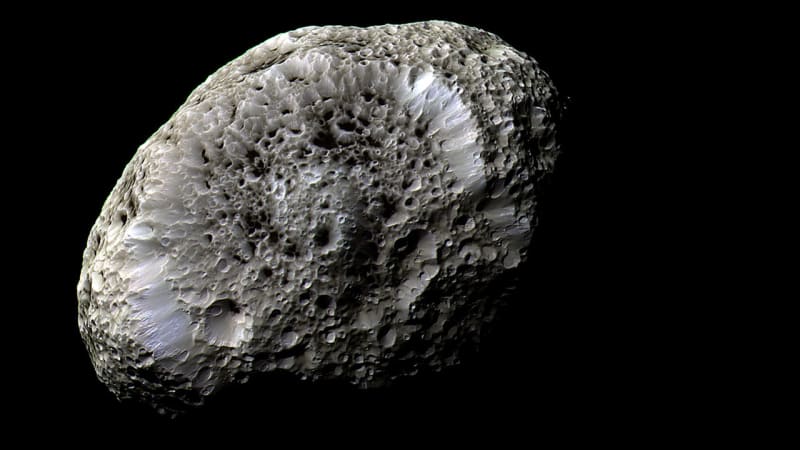 Saturnův měsíc vypadá jako vosí plástev. Co za tím vězí?