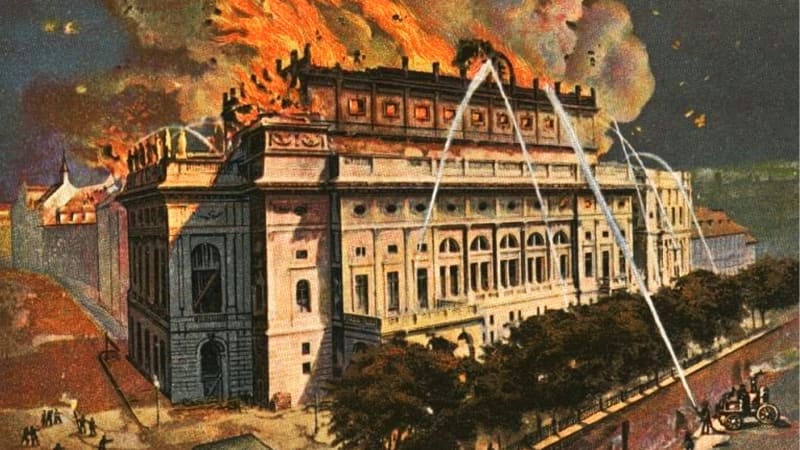 K požáru Národního divadla došlo z vícera důvodů. Konspirace o žhářství podnítilo tragické úmrtí