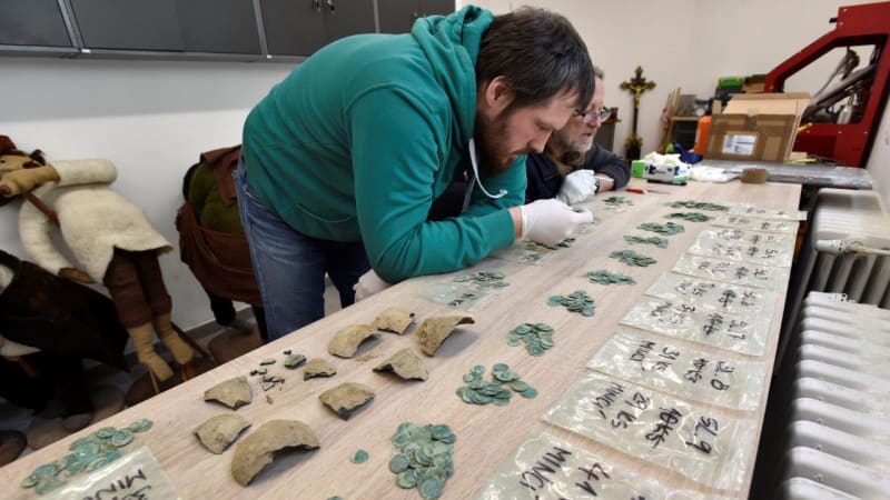 Na Vsetínsku byl nalezen poklad. U pařezu se ukrývalo 818 vzácných stříbrných mincí