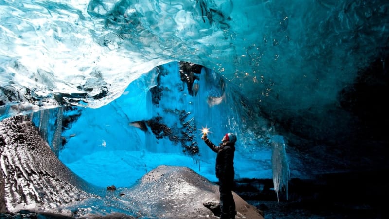 OBRAZEM: Dechberoucí ledová jeskyně na Islandu