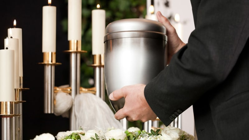 Kremace budoucnosti: Jak probíhá nová likvidace ostatků a proč je z ní bílý popel?