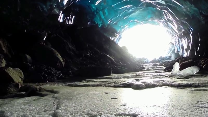 Létající robot v ledové jeskyni. VIDEO, které vám vyrazí dech