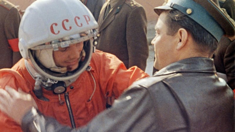 Zajímavosti o Gagarinovi: Sověti o jeho přistání lhali, nápis CCCP na helmě mu měl zachránit život