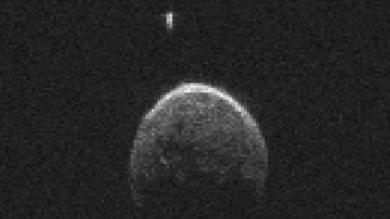 Asteroid, který v pondělí proletěl kolem Země, má vlastní měsíc!