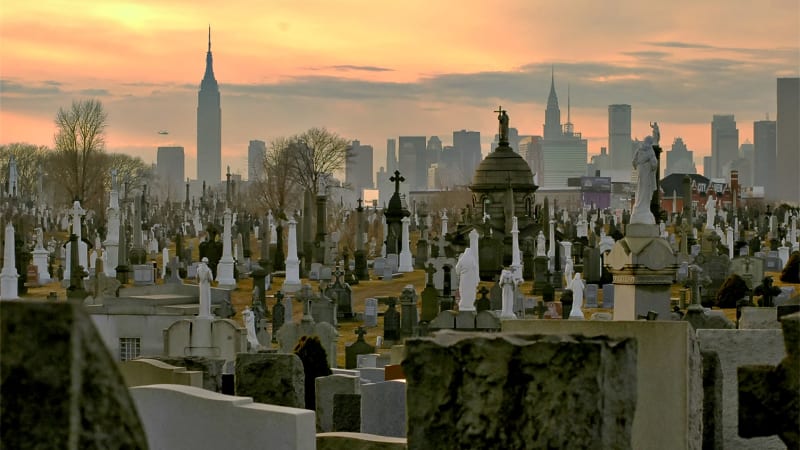 Hřbitovy jsou extrémně neekologické. Zakažte je, volají ekologové!