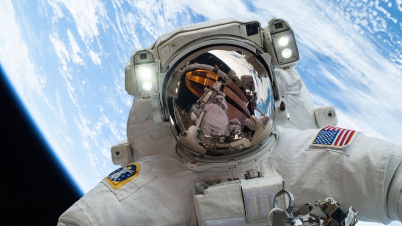 Kdo může za to, že se astronaut málem utopil ve vesmíru?