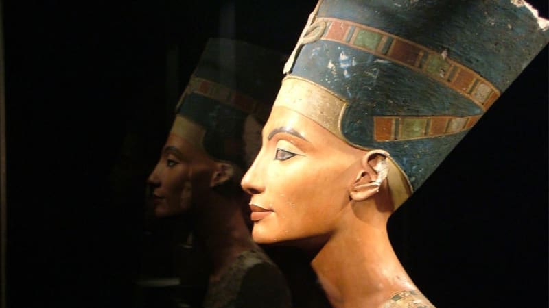 Egyptologové dnes začínají hledat hrobku faraonky, kterou miloval Hitler. Má být u Tutanchamona...