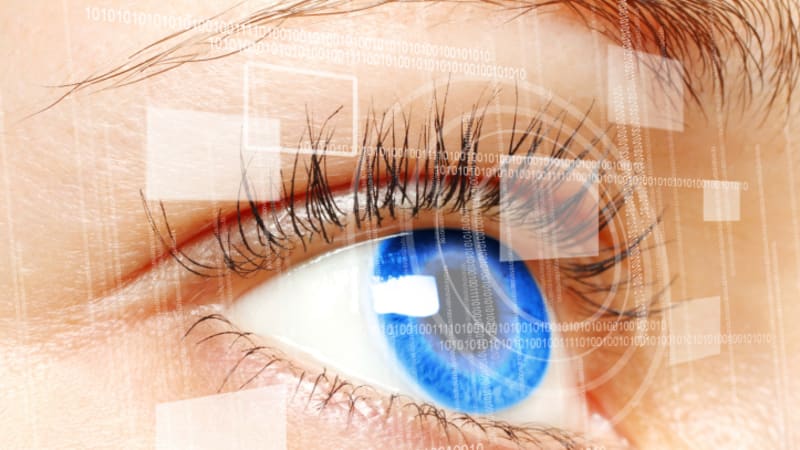 Oční implantát vrátí lidem zrak. K dispozici bude už za pár týdnů!