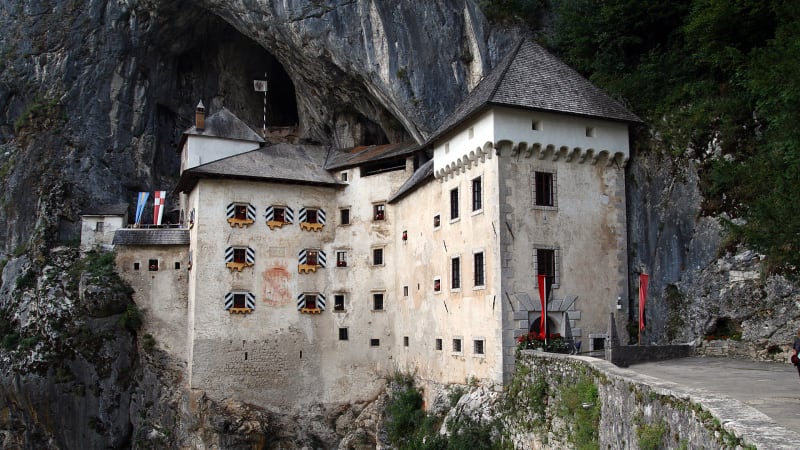 Slovinská Predjama: Skalní hrad loupeživého rytíře chránil spletitý jeskynní systém
