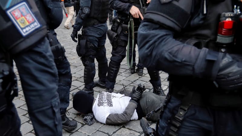 Zaklekávání v Česku: Jeho užití strážníky a policisty má jasně definované limity