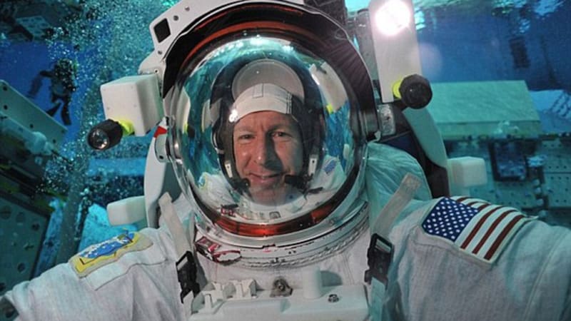 Britský astronaut zavolal z ISS omylem jedné důchodkyni. Co jí řekl?