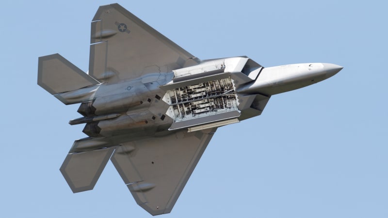 Víc než stovka stíhaček F-22 Raptor prošla rozsáhlou renovací. Měly by po ní létat až do roku 2060
