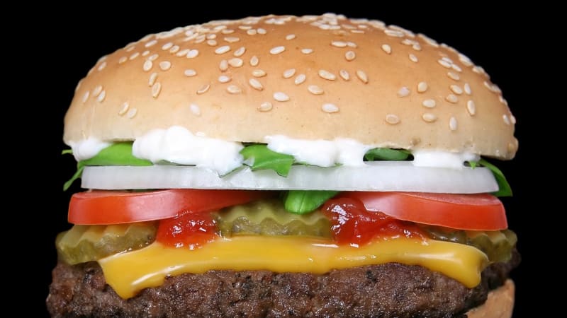Robot, který umí dělat hamburgery, se chystá do prvních 50 restaurací