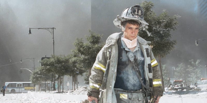 V sutinách obou věží WTC zahynulo 353 hasičů