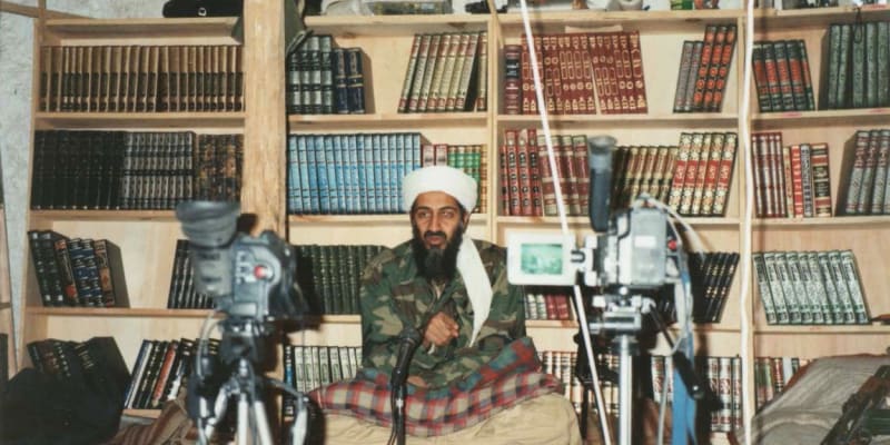 Usáma bin Ládin ve své pevnosti Tora Bora v afghánských horách