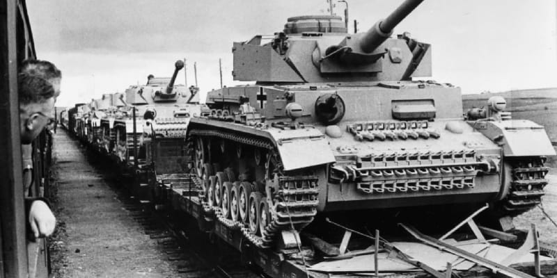 Nové tanky Panzer IV míří v roce 1943 na východní frontu