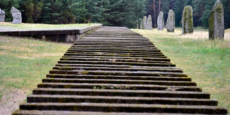Symbolické nástupiště v Treblince. Vlevo rozřazovací rampa, vpravo kameny naznačující plot.