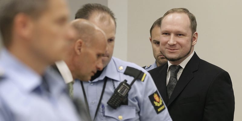 Breivik se celým soudem velmi dobře bavil