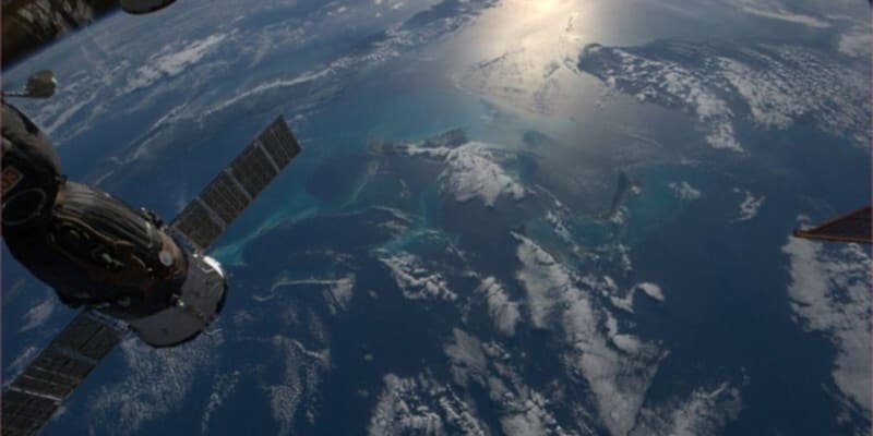 Vesmírná pohoda: Thomas Marsburn zachytil z ISS část stanice a pod ní oblaka nad Karibikem.