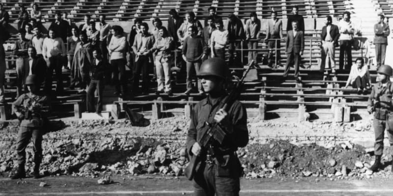 Jedna z mála fotek z koncentračního tábora na Národním stadionu v Santiagu