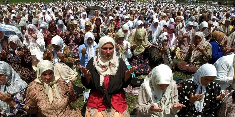 Bosenské ženy se modlí na místě, kde bylo povražděno 7500 Bosenských Muslimů