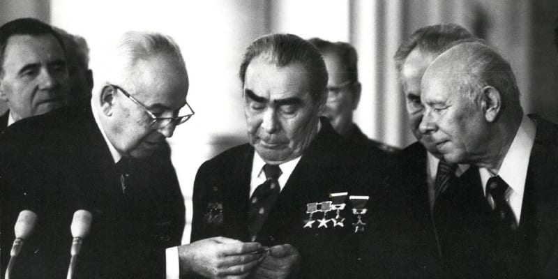 Gustáv Husák (vlevo) se sovětským vůdcem Leonidem Brežněvem na 15. sjezdu KSČ v roce 1976