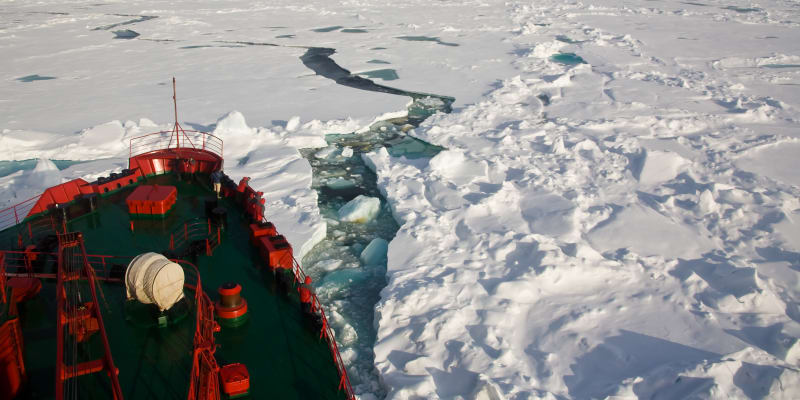 Ledoborec snažící se prorazit arktický led