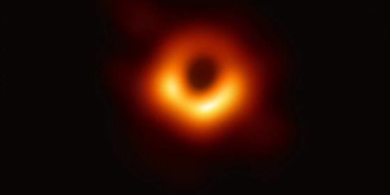 První fotografie okraje černé díry