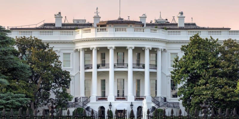 17. místo: Bílý dům, Washington (53,31 %). Stavba domu v klasicistním slohu s prvky palladiánského stylu začala v roce 1792. V domě je 132 pokojů a 35 koupelen