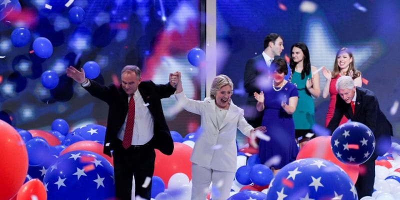 Politici balonky prostě milují – Hillary a Bill Clintonovi v prezidentských volbách v roce 2016