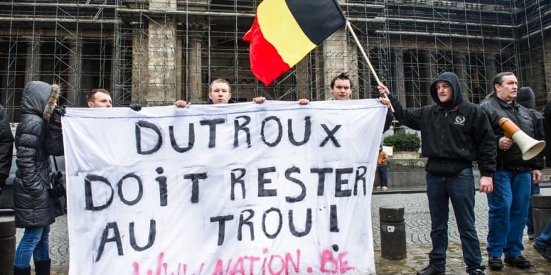 Demonstranti s transparentem „Dutroux musí zůstat v cele!“