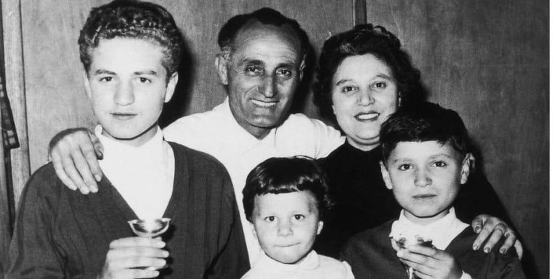 Malý Gianni Versace (vpravo) společně s rodinou