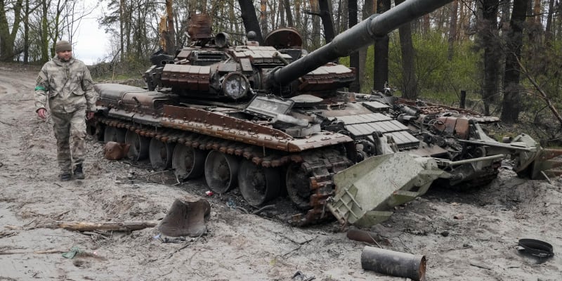 Ruský tank u Kyjeva v moci ukrajinských vojáků (19. 4. 2022).