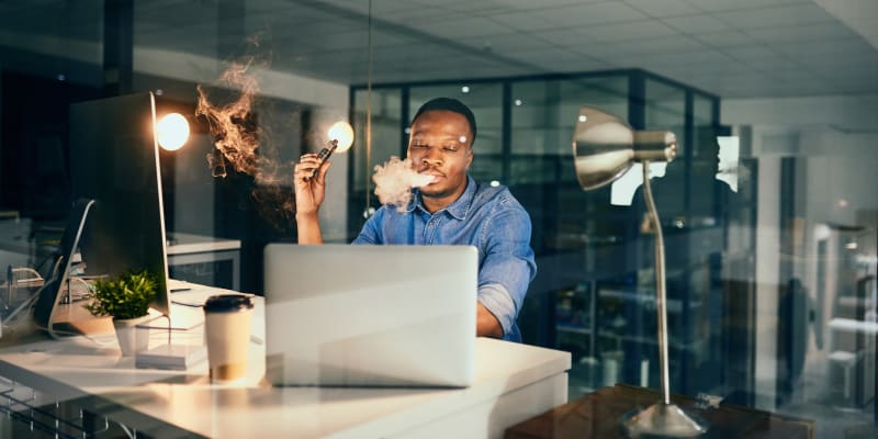 Cigarety nové generace některé firmy tolerují i na pracovišti