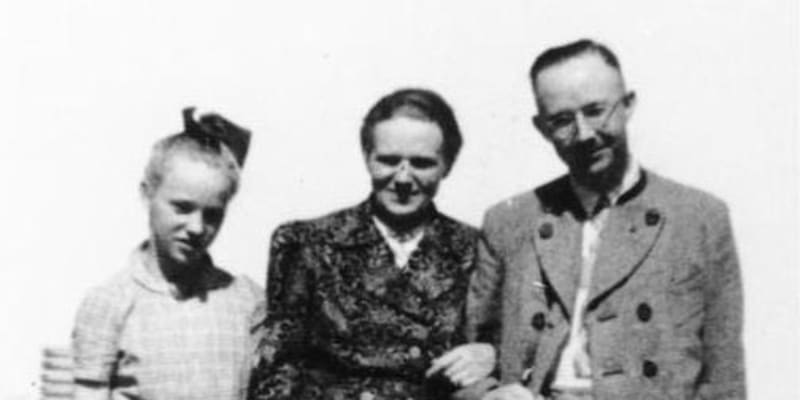 Heinrich Himmler se svou ženou a dcerou.