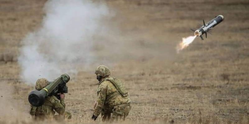 Ukrajinští vojáci testují Javelin.
