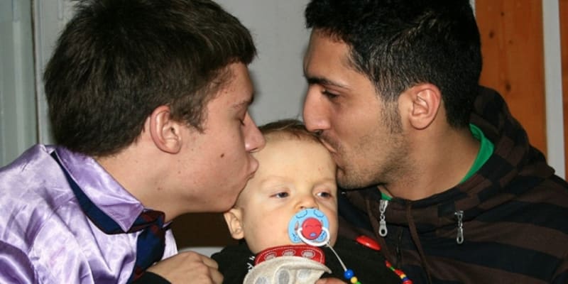 Politici ani občané se v otázce adopcí dětí homosexuálními páry neshodnou.