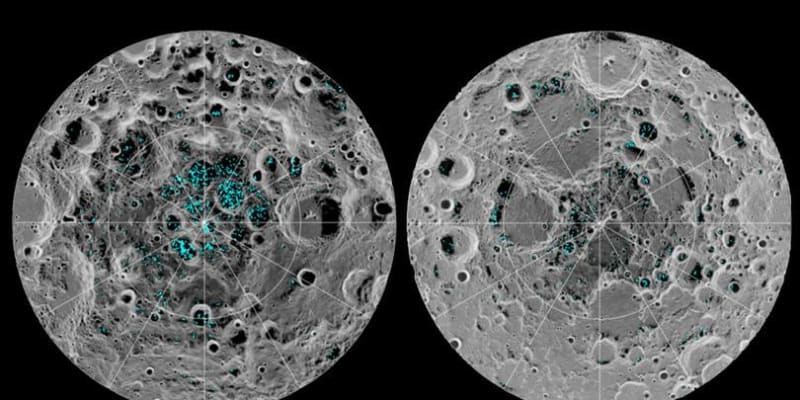 Vlevo jižní pól Měsíce, vpravo severní. Modrá barva ukazuje, kde se nachází led