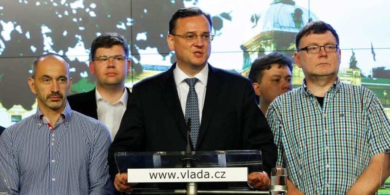 Tehdy premiér Petr Nečas oznamuje svou rezignaci.