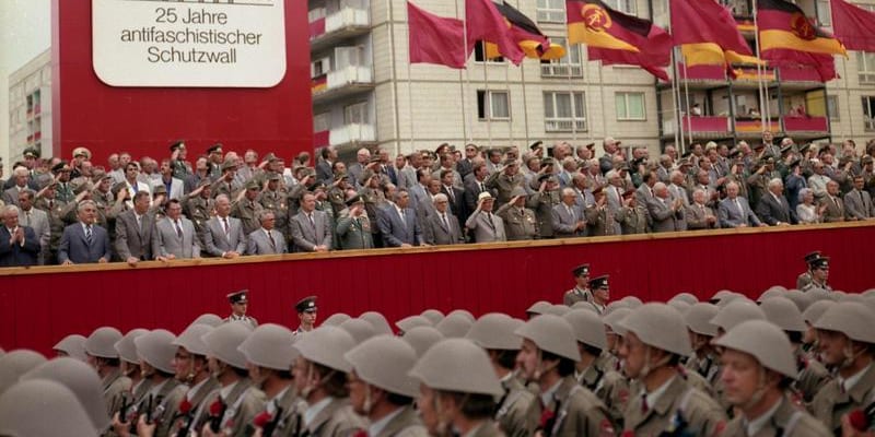 Vojenská přehlídka oslavující 25. výročí vybudování Berlínské zdi na Karl-Marx-Allee