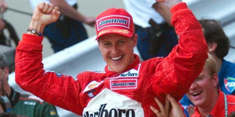 Michael Schumacher slaví jedno ze svých mnoha vítězství.