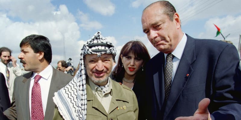 Jacques Chirac s Jásirem Arafatem v Ramalláhu v roce 1996