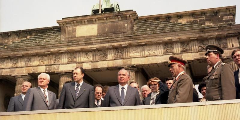 Michail Gorbačov (uprostřed) během návštěvy berlínské zdi v roce 1986