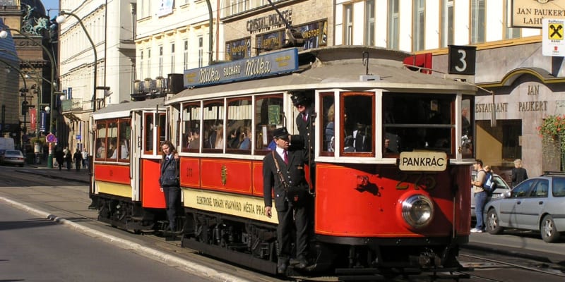 Vůz 275 z roku 1908 při přehlídce k výročí 130 let pražské MHD