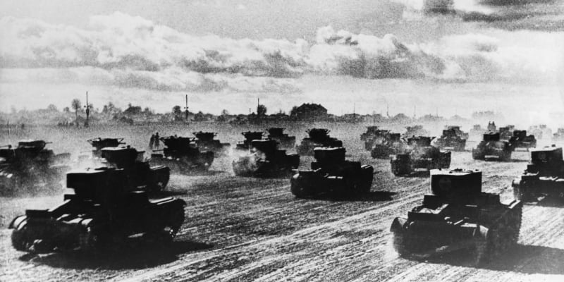 Ruské tanky se 22. června 1941 vydávají vstříc německým vojákům